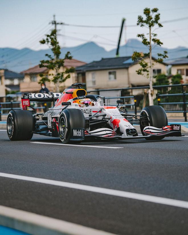 红牛车队完胜红牛二队,佩雷兹带队取胜 红牛车队完胜红牛二队,佩雷兹带队取胜