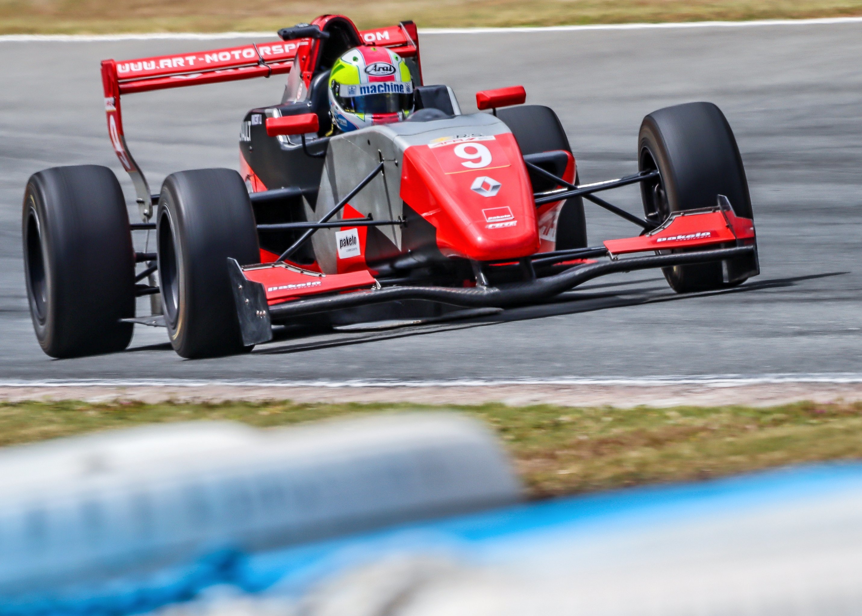 梅赛德斯碾压雷诺车队，皮亚斯特里高光表现