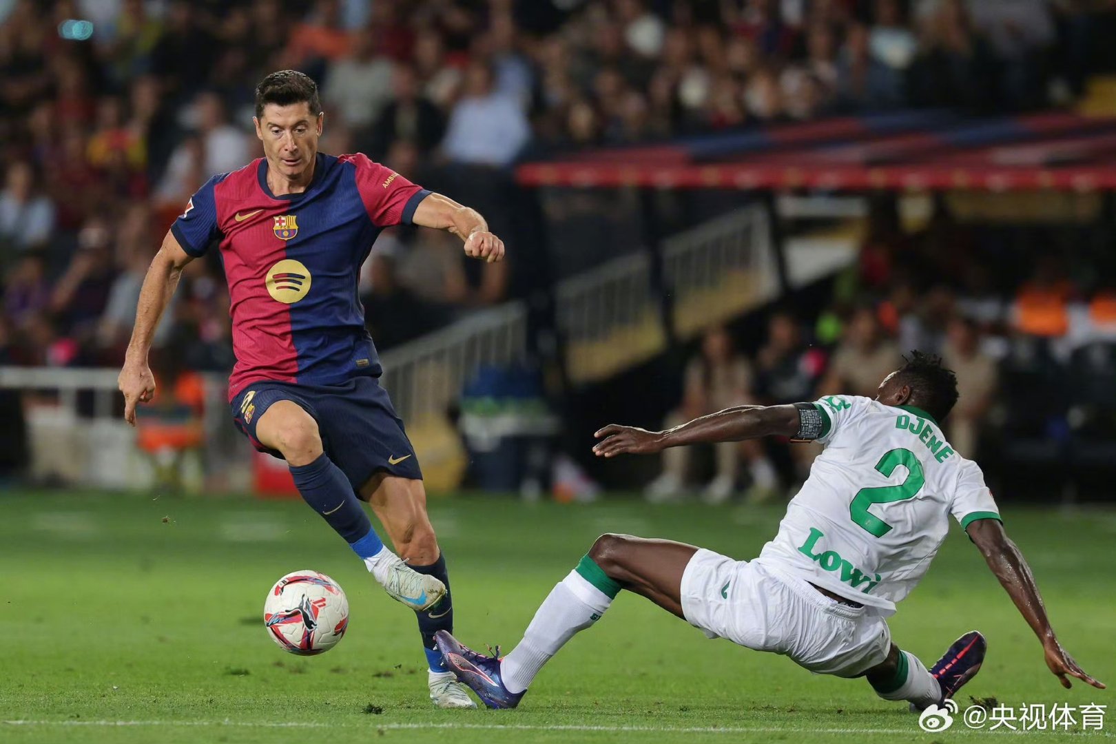 巴黎横扫利物浦，莱万扛起全队