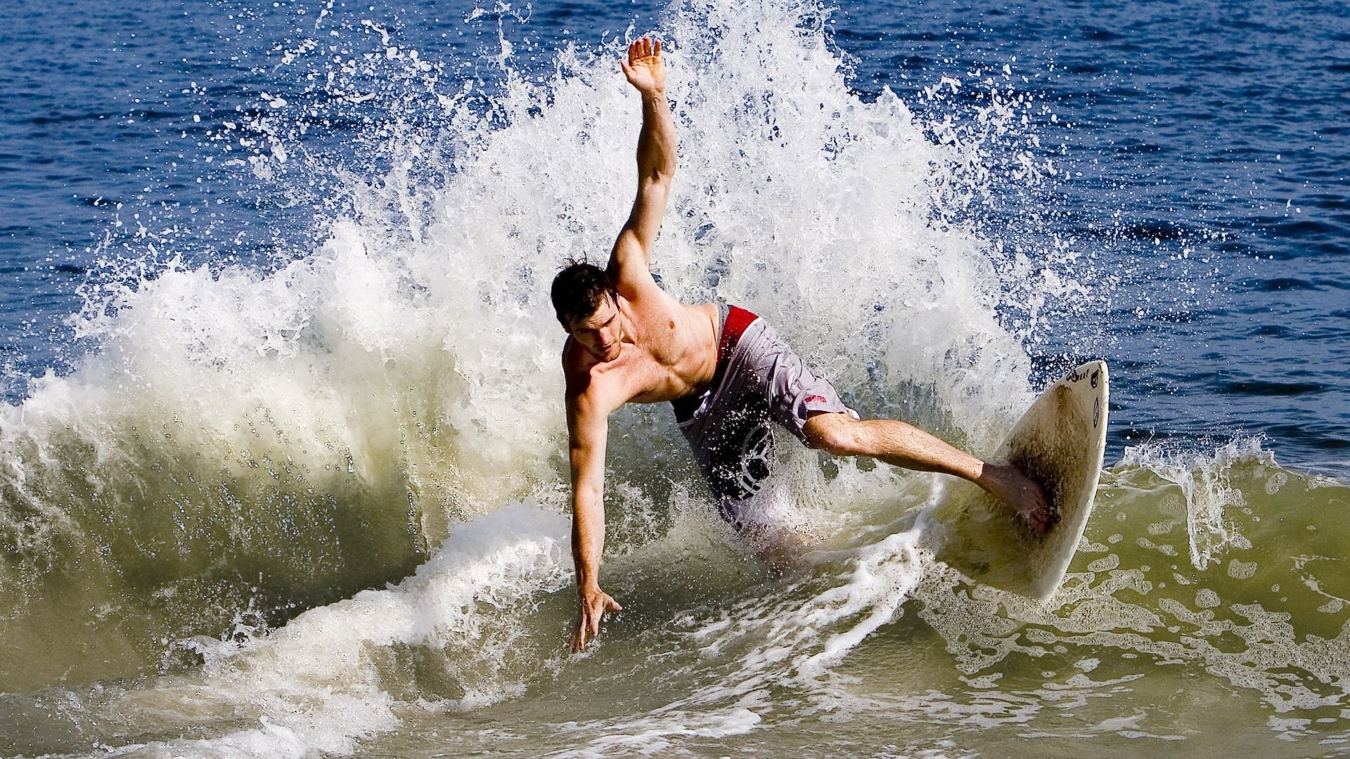 厄瓜多尔决胜局奇袭卡塔尔,坎特在年度焦点之战中接管比赛